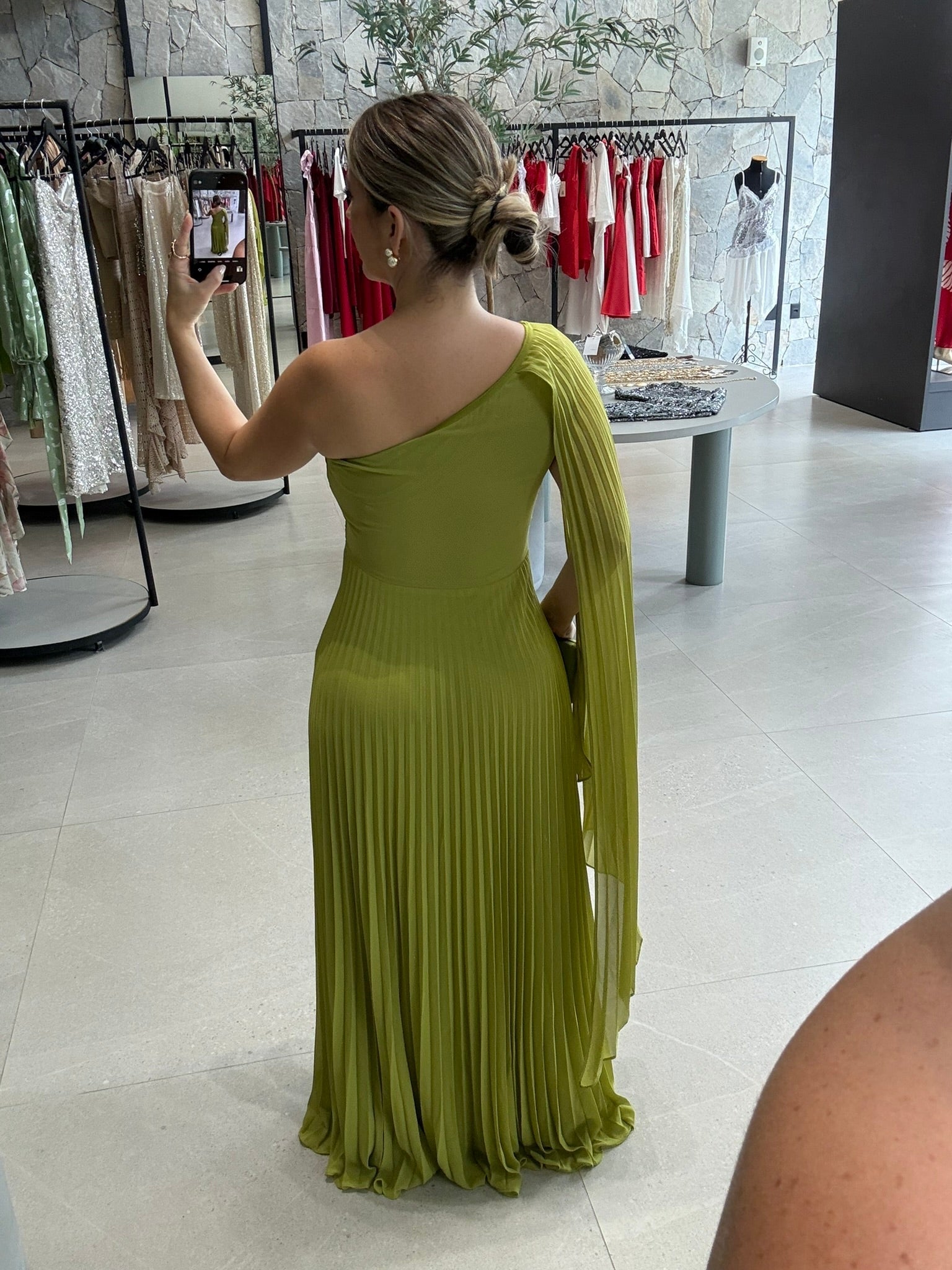Vestido plissado capa lateral