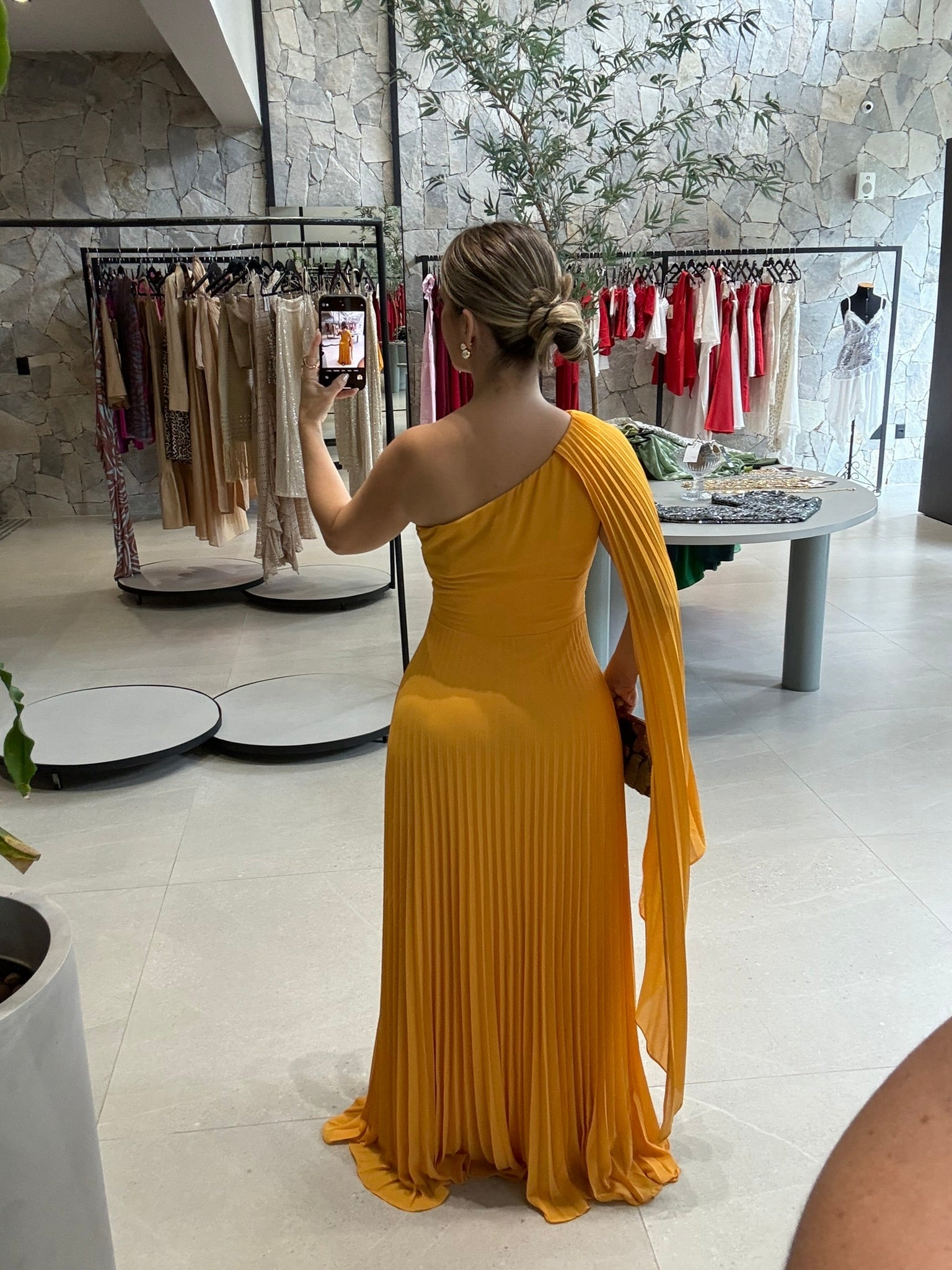 Vestido plissado capa lateral