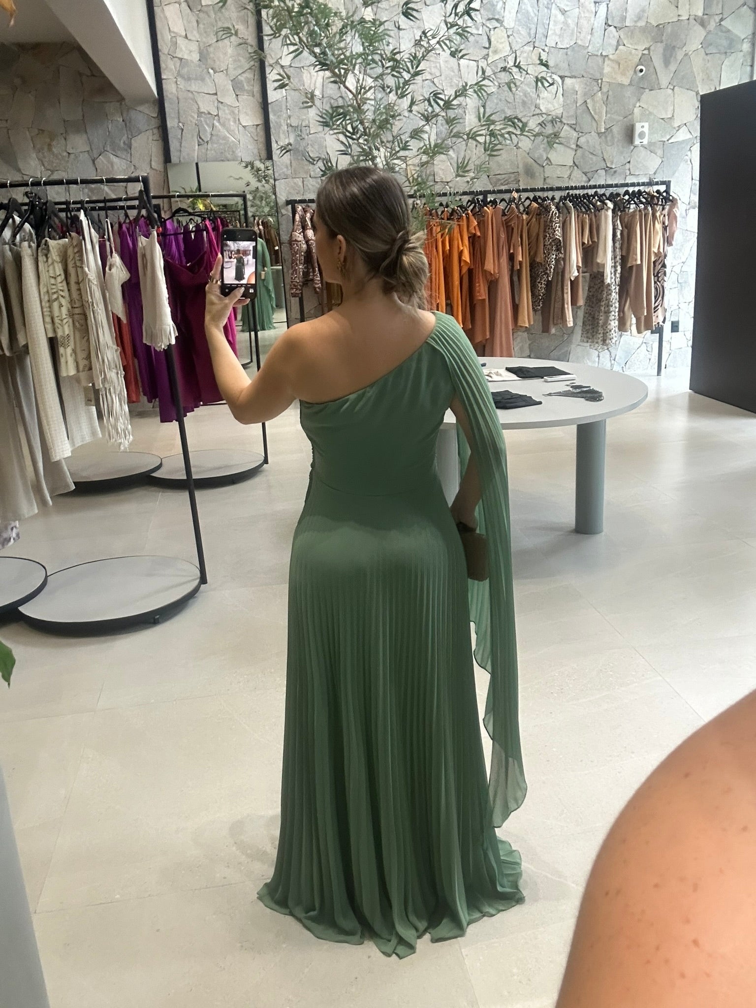Vestido plissado capa lateral