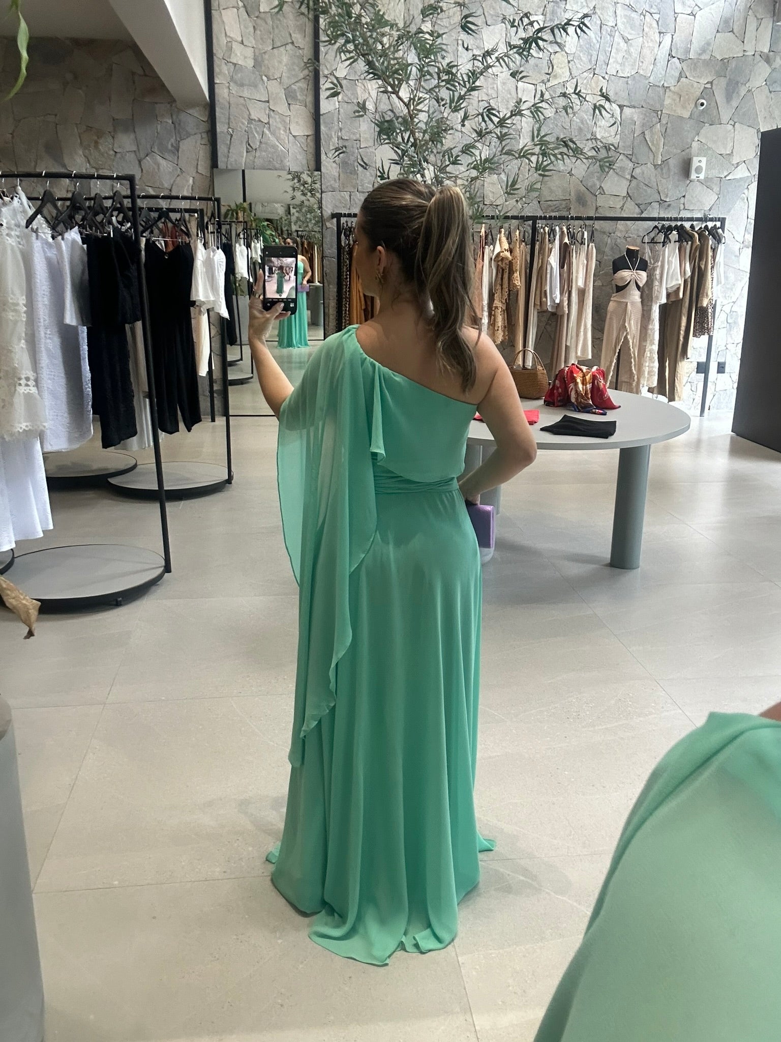Vestido ombro só capa liso