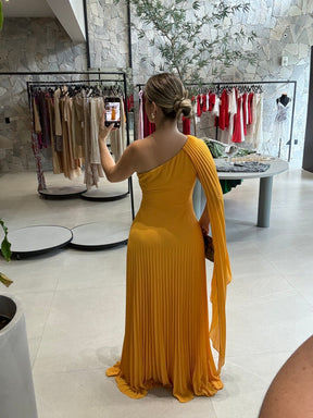 Vestido plissado capa lateral