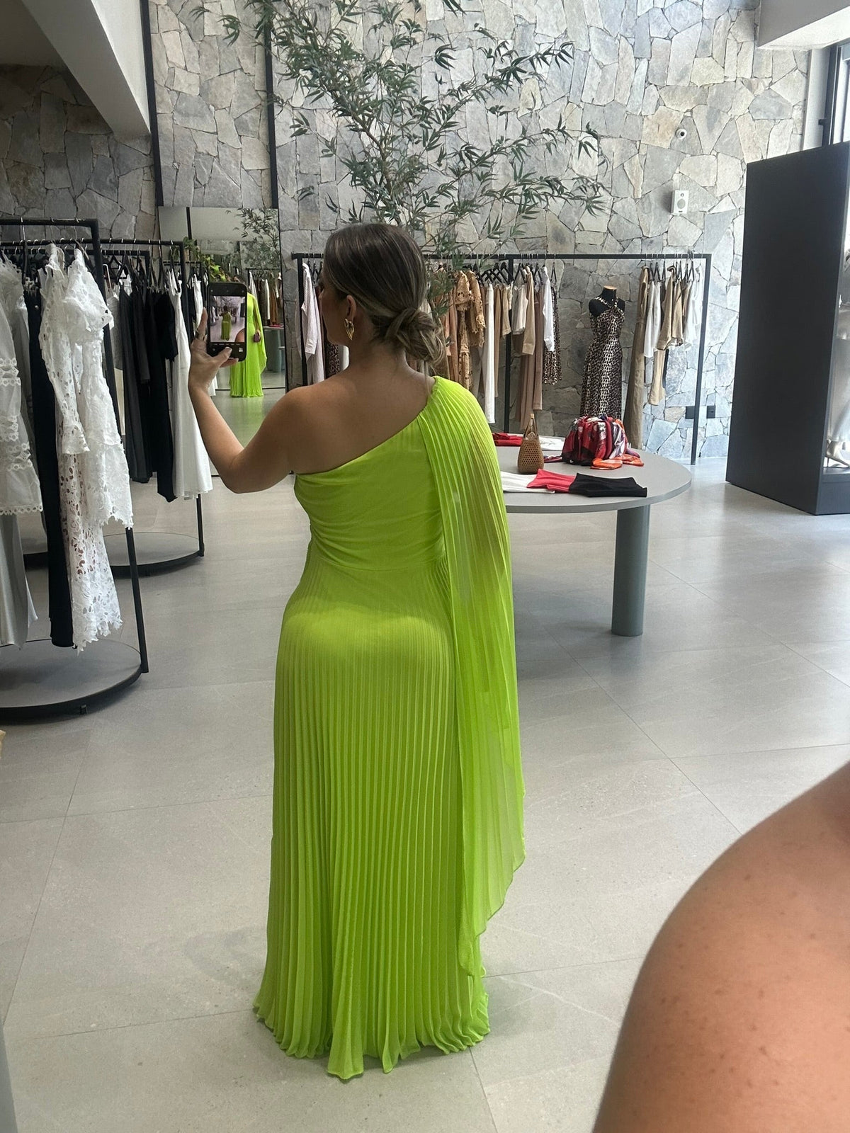 Vestido plissado capa lateral
